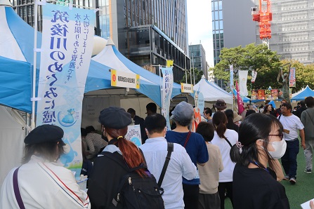 利き水コーナーに並ぶ来場者