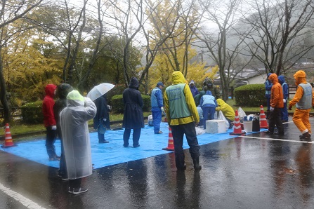 雨の中で活動する佐田川班