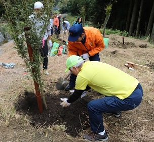 植樹作業の様子